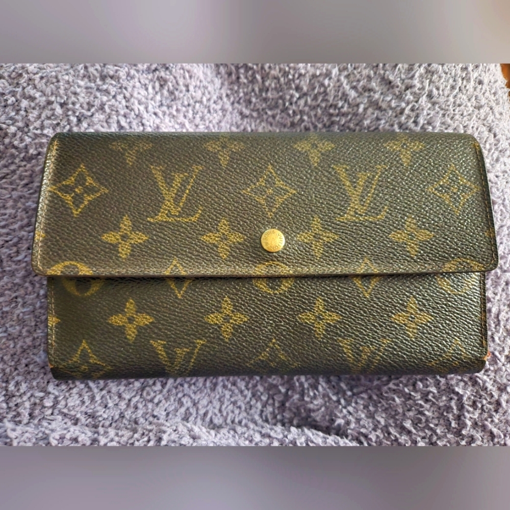 Authentic VINTAGE 💯 LV mono Sarah Trifold Wallet